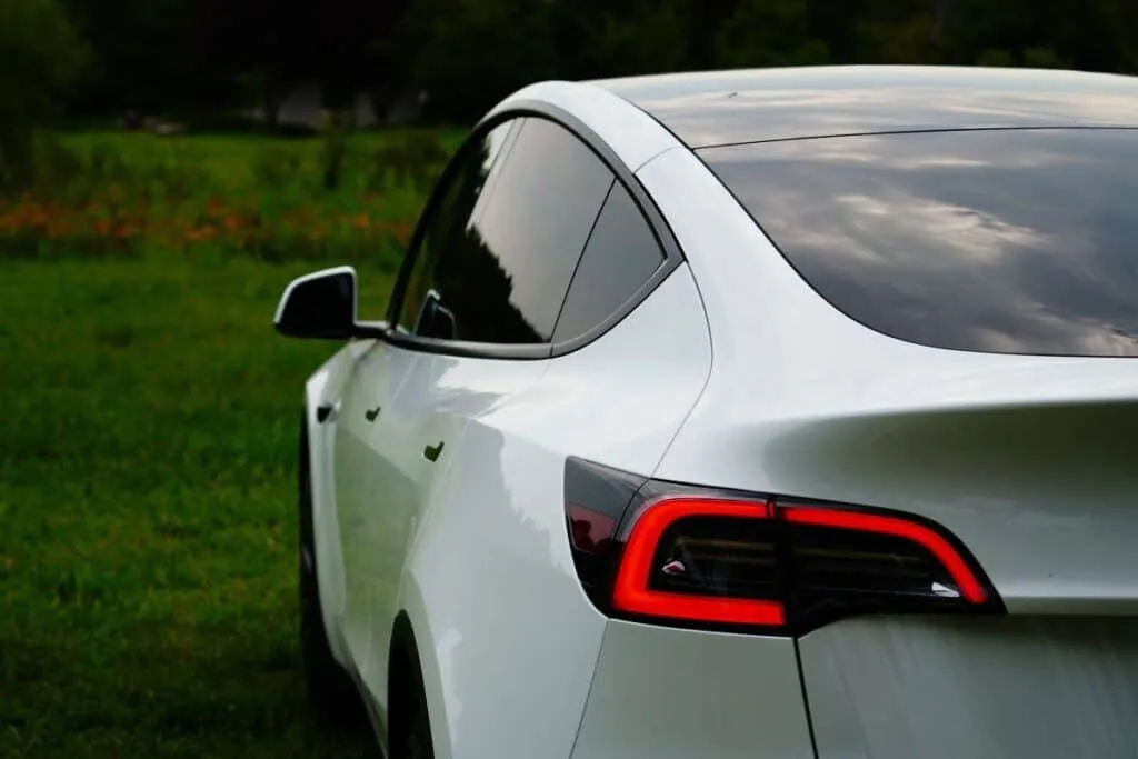 Tesla's uitdagingen: vertragingen en klachten onder de loep